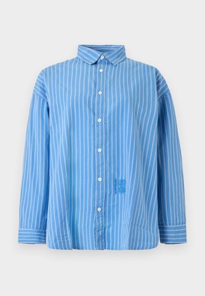 Modrá košeľa s dlhým rukávom na gombíky s bielymi zvislými pruhmi, špicatým golierom a vyšívaným kvetinovým detailom na spodnej prednej strane.