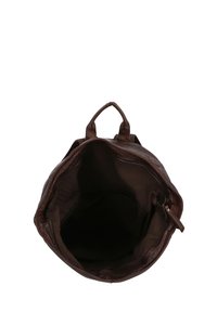 Hnedá kožená kabelka so zipsom a dvoma uchami, s priestranným interiérom a hladkou tkaninou bez priehradiek.