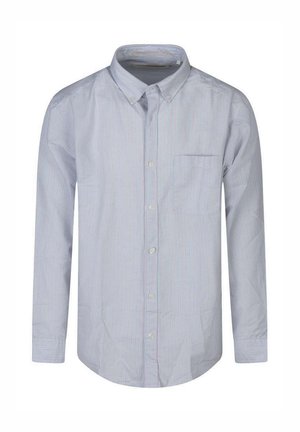 Chemise bleu clair à manches longues boutonnée, avec des fines rayures verticales rouges et une seule poche poitrine, présentée sur fond blanc.