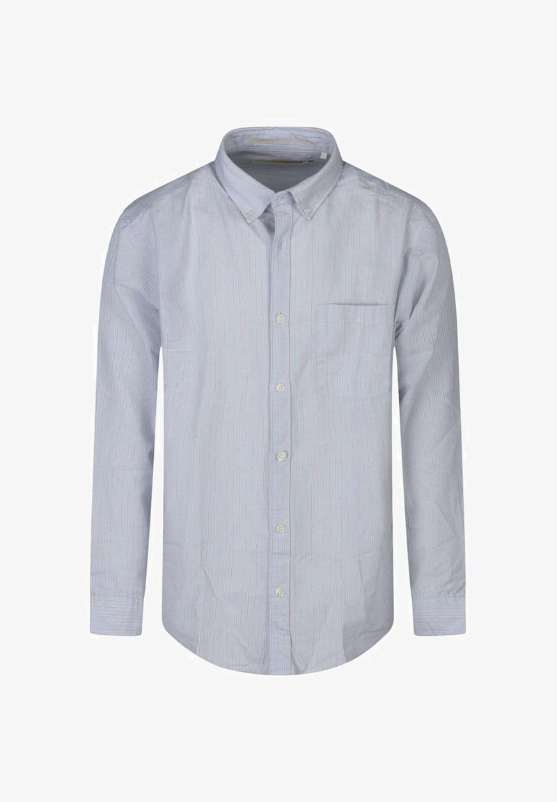 Chemise bleu clair à manches longues boutonnée, avec des fines rayures verticales rouges et une seule poche poitrine, présentée sur fond blanc.