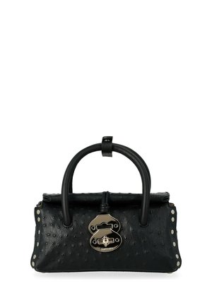 Sac à main en cuir noir texturé avec poignées arrondies, fermeture ovale argentée, et petits clous argentés le long des bords.