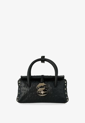 Borsa in pelle nera texturizzata con manici arrotondati, chiusura a calamita ovale argento e piccoli borchietti argentati lungo i bordi.