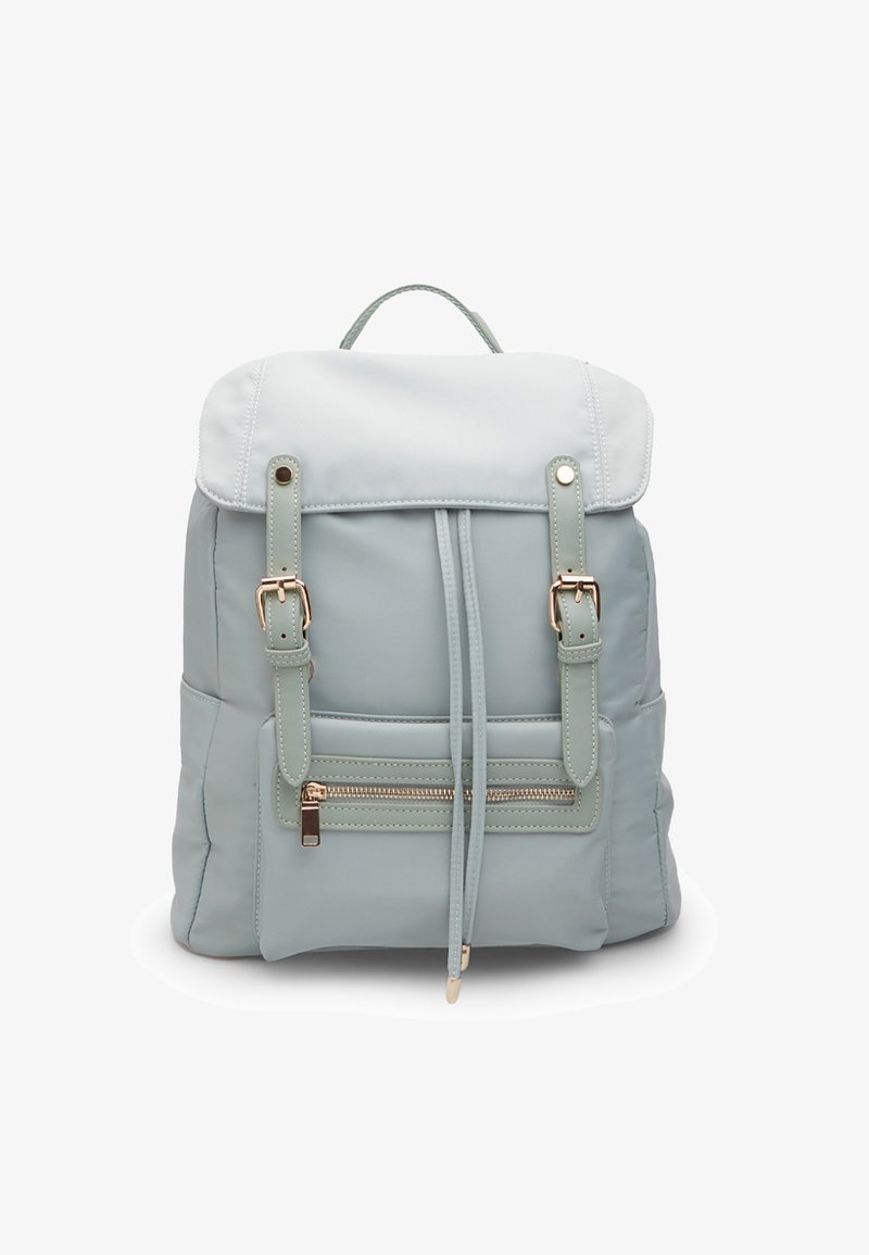 Világoskék hátizsák, szintetikus anyagból készült, puha tapintással, állítható pántokkal, elülső cipzáras zsebbel és fedélzáras kialakítással.