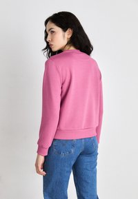 GANT TONAL SHIELD C NECK - Melegítőfelső - dark lavender