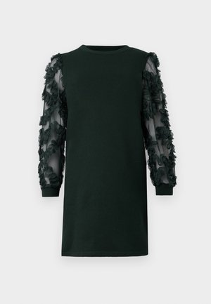 Vestido verde oscuro con cuello redondo, que presenta mangas de tela transparente adornadas con aplicaciones florales en capas. Textura suave y corte relajado.
