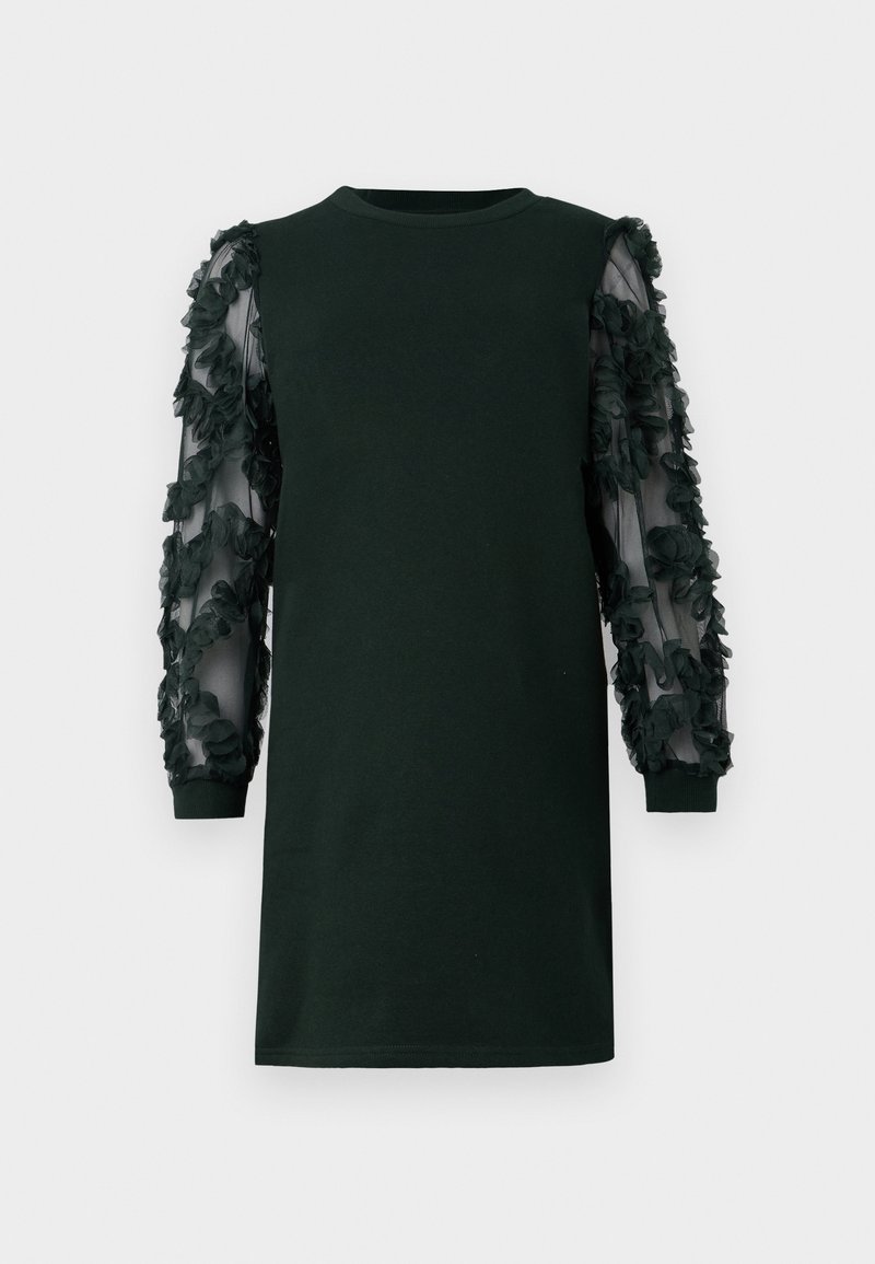 Dunkelgrünes Kleid mit Rundhals, ausgestattet mit durchsichtigen Stoffärmeln, die mit schichtartigen Blumenapplikationen verziert sind. Sanfte Textur und entspannter Schnitt.