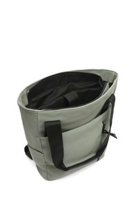 Borsa a tracolla impermeabile verde con accenti neri, chiusura con cerniera e tasche interne. Dotata di due manici robusti e una tasca frontale.