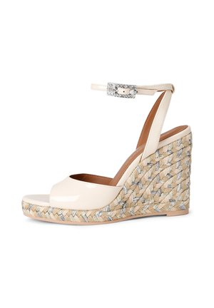 Beige lakleren sleehak sandaal met gevlochten jute plateau, open teen, enkelbandje en decoratieve zilveren gesp.