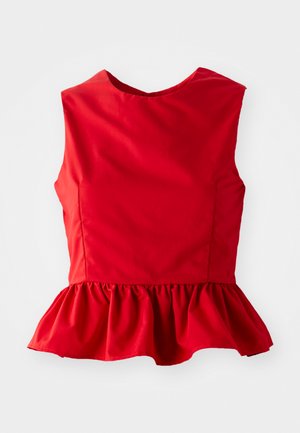 Ärmellose rote Bluse mit runder Ausschnitt und rüschiertem Peplum-Saum, flach auf einem weißen Hintergrund präsentiert.