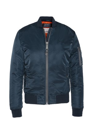 Granatowa bomberka z przednim zamkiem błyskawicznym, ściągaczami na mankietach i dole, bocznymi kieszeniami, kieszenią na rękawie zamykaną na zamek oraz pomarańczową podszewką.