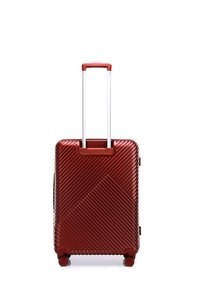 Valise rigide rouge à rainures diagonales, poignée argentée rétractable et quatre roues noires. Forme rectangulaire compacte avec un design robuste.