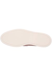 Potplat cipele od glatkog, svijetlopinkog gumenog materijala, s teksturiranim uzorkom za prianjanje i elegantnim, zakrivljenim oblikom za stabilnost.