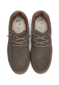 Scarpe in suede grigio con una morbida fodera marrone, caratterizzate da una forma arrotondata, lacci e dettagli beige. Taglia 42 indicata sull'etichetta interna.