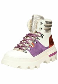 Stivali alla caviglia con lacci e suola spessa. Presentano pelle bianca, suede viola, dettagli metallici argento e un design testurizzato a stampa di serpente.