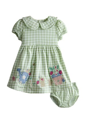 Rochiță pentru bebeluși în carouri verde și alb, cu mâneci bufante, guler Peter Pan, aplicatie cu stropitoare, șoareci, flori și pantaloni scurți asortați.