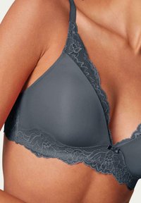 Szara biustonosz braletka z koronkowym wykończeniem, charakteryzująca się gładkim materiałem, trójkątnymi miseczkami i regulowanymi ramiączkami z małą kokardką na środku.