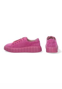 Rosa Wildledersneaker mit abgerundetem Zehenbereich, Schnürverschluss und dicken Gummisohlen, die vertikale Rillen für zusätzliche Textur aufweisen.