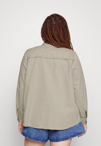 ONLY Carmakoma Bomberjacka - khaki