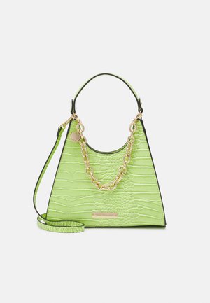 Bolso de mano verde claro con textura de cocodrilo, asa superior, detalle de cadena dorada y una correa larga ajustable para el hombro.