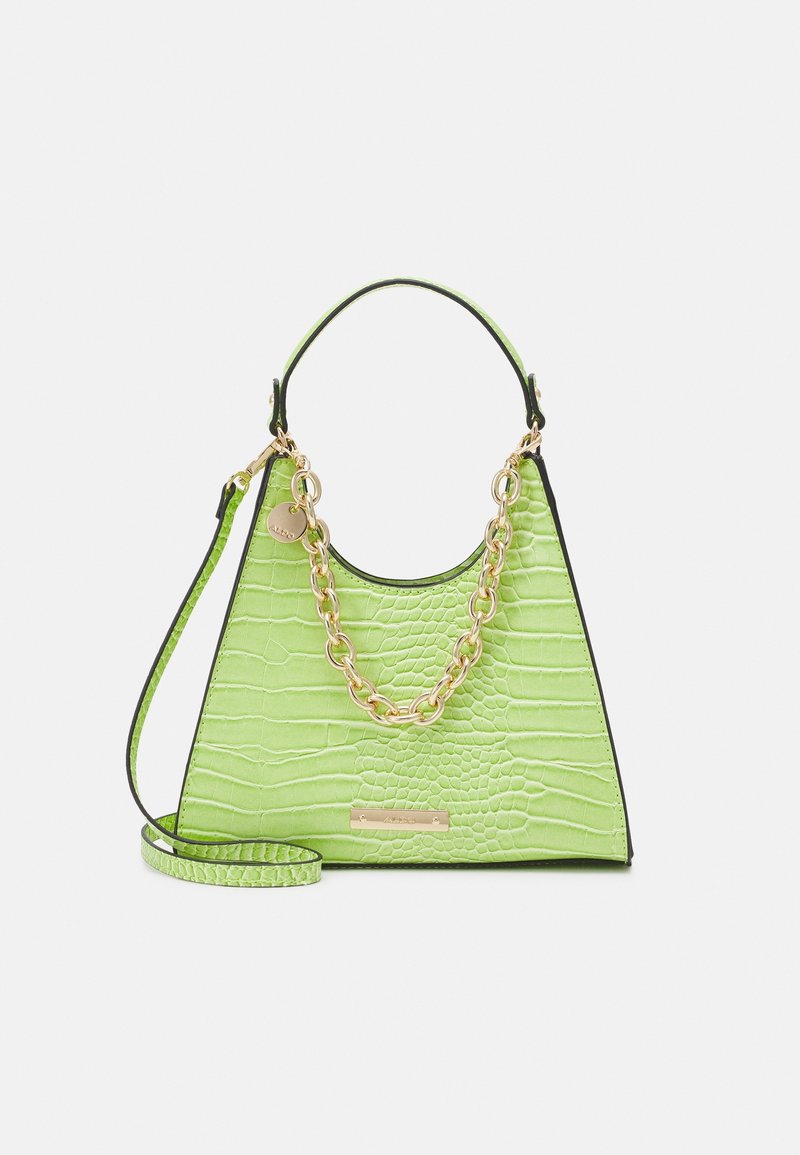 Sac à main vert clair à texture crocodile avec une poignée supérieure, un détail de chaîne dorée et une longue bandoulière réglable.