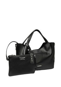 Set di borse in pelle nera con finitura testurizzata. Include una borsa tote più grande e una pochette staccabile con dettagli in argento e loghi.