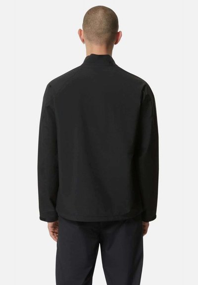 Giacca nera con colletto alto, maniche lunghe e taglio dritto. Design minimalista senza chiusure visibili o pattern.