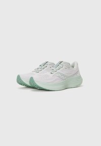 Scarpe da corsa bianche con suola in verde menta texturizzata, dotate di tomaia in mesh traspirante, chiusura con lacci e un logo discreto sul lato.