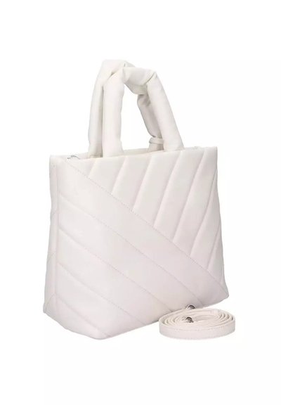 Borsa a tracolla bianca trapuntata con cuciture diagonali, due manici corti e una tracolla removibile. Materiale in morbida pelle sintetica.