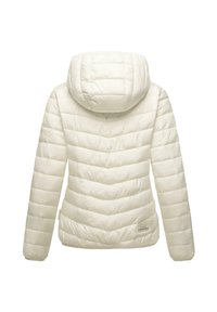 Witte pufferjack met een capuchon. Heeft horizontaal gestikte segmenten en een ingenaaide merketiket aan de linkerkant bij de zoom. Gladde textuur.