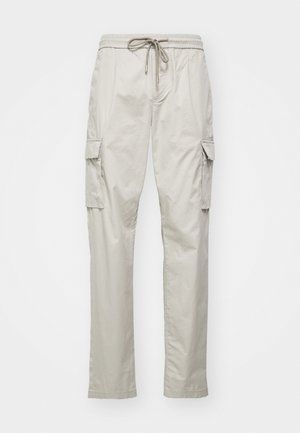 Ljusbeige cargobyxor med elastisk midja, dragsko och två sidofickor. Tillverkade av ett lätt, slätt tyg.