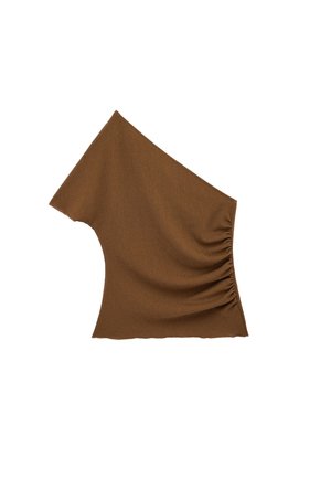 Bruin één-schoudertop met geplooide details aan de rechterkant en een aansluitende pasvorm, weergegeven tegen een witte achtergrond.