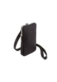 Czarna torba na ramię wykonana z gładkiego nylonu, z zamknięciem na zamek, płaskim prostokątnym kształtem i regulowanym materiałowym paskiem. Charakteryzuje się minimalnym brandingiem.