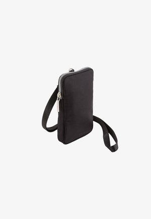 Czarna torba na ramię wykonana z gładkiego nylonu, z zamknięciem na zamek, płaskim prostokątnym kształtem i regulowanym materiałowym paskiem. Charakteryzuje się minimalnym brandingiem.