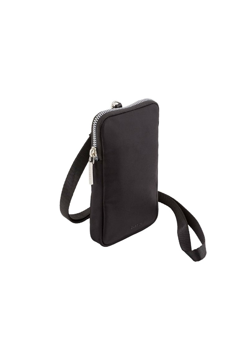 Czarna torba na ramię wykonana z gładkiego nylonu, z zamknięciem na zamek, płaskim prostokątnym kształtem i regulowanym materiałowym paskiem. Charakteryzuje się minimalnym brandingiem.