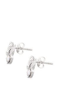 Boucles d'oreilles en argent présentant un design détaillé avec une finition texturée, accentuées par une pierre précieuse transparente à la base. Style puce avec fermoirs papillon.