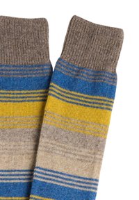 Calze a righe con risvolto a coste marrone, caratterizzate da righe alternate in blu, giallo, grigio e beige. Tessuto morbido con una superficie liscia.