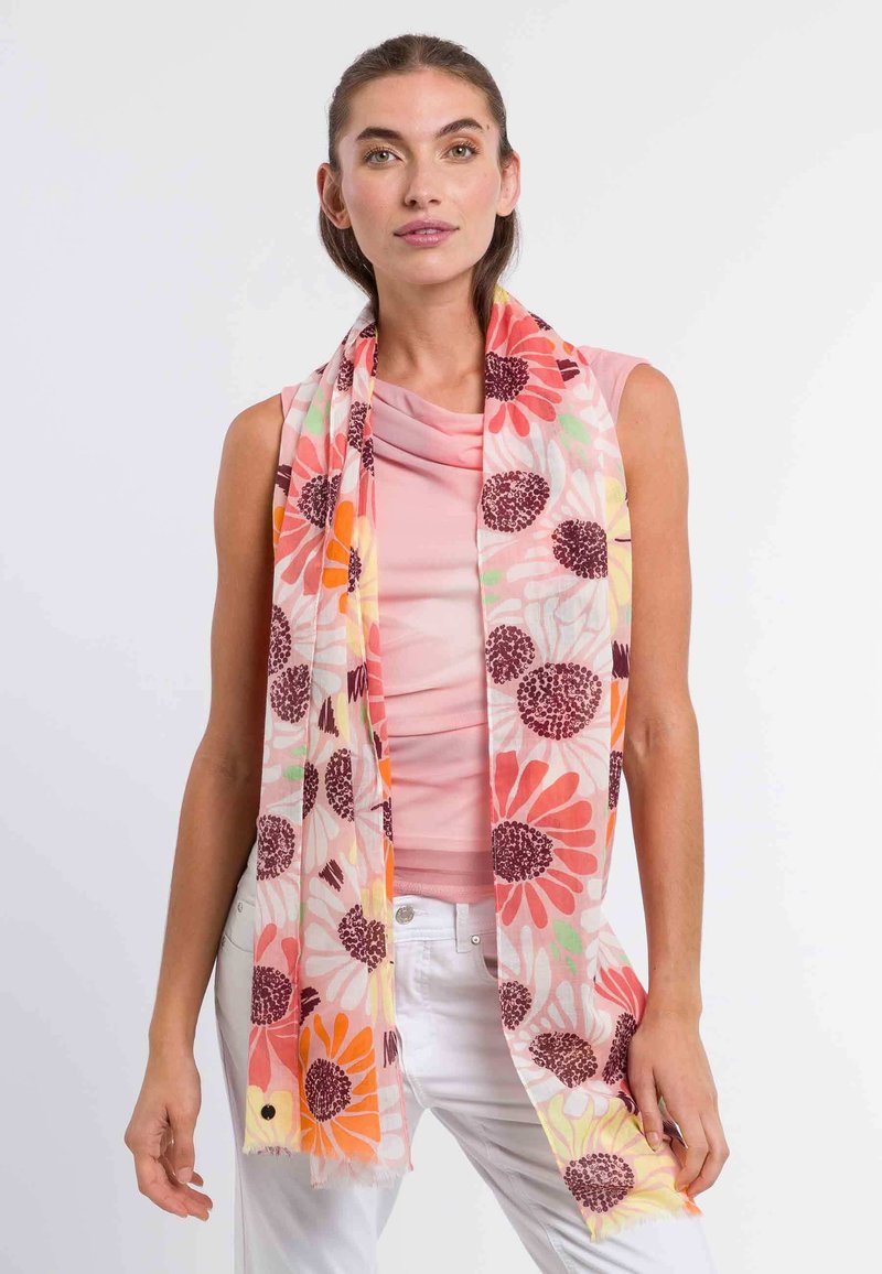 Fular floral dintr-un material ușor, semi-transparent. Prezintă un design colorat cu flori portocalii și roz pe un fundal crem. Margini desfăcute.