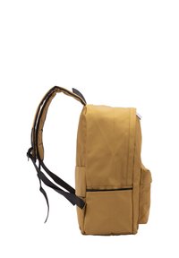 Sac à dos marron fabriqué en tissu durable, avec des bretelles noires ajustables, une poche latérale et un design minimaliste.