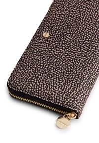 Svart och beige plånbok med en texturerad yta, guldfärgad blixtlås och dragflik. Designen har en distinkt platt yta med prickigt mönster.