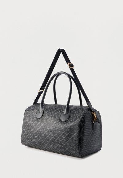 Γκρι σακίδιο τύπου duffle με δύο χειρολαβές και ρυθμιζόμενο ιμάντα ώμου. Διαθέτει λείες δερμάτινες λεπτομέρειες και φερμουάρ με χρυσή απόχρωση.