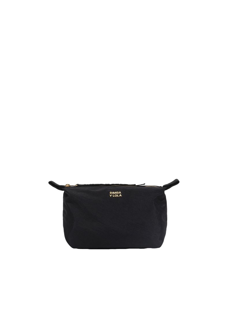 Schwarze Tasche aus strukturiertem Stoff mit goldenem Logo. Verfügt über einen Reißverschluss und zwei Griffschlaufen an den Seiten für einfachen Transport.