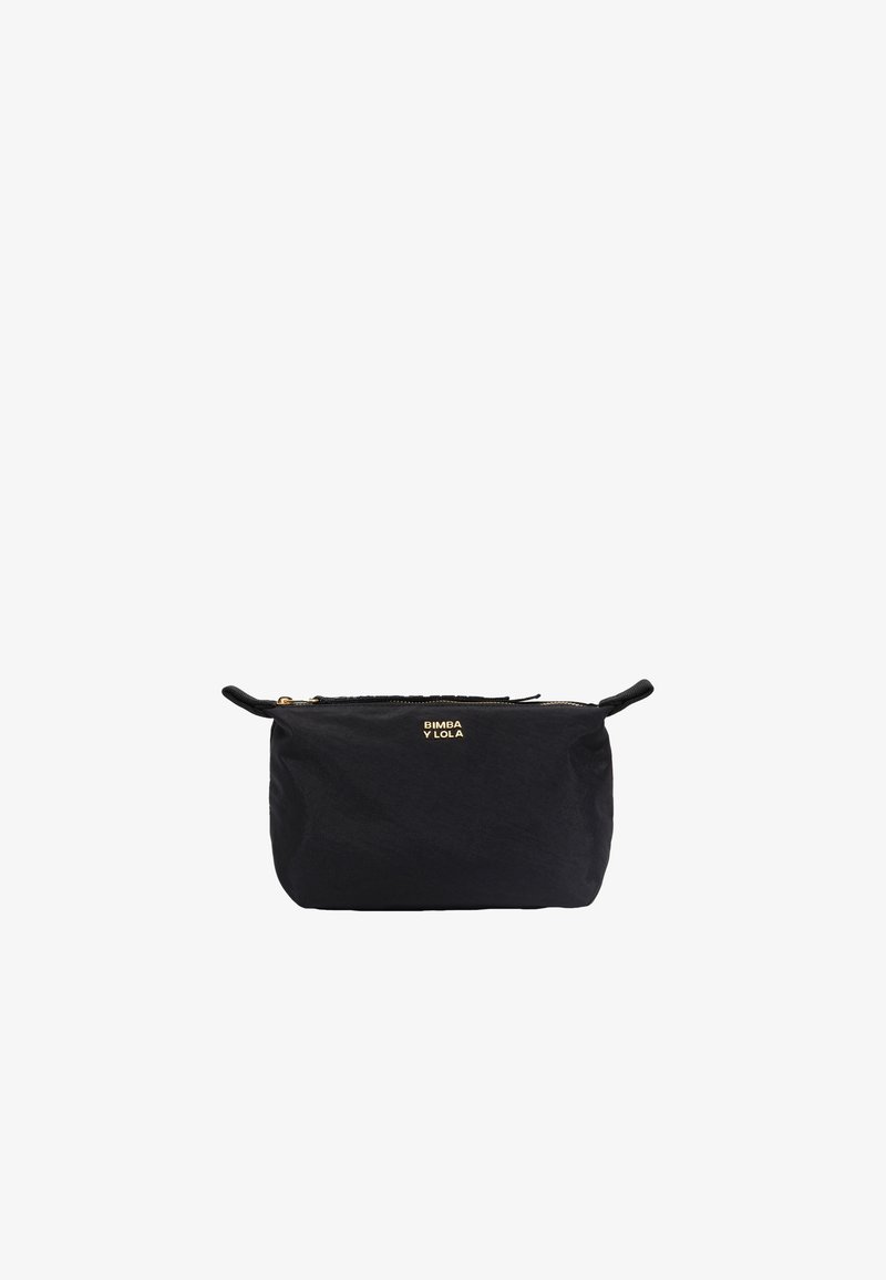 Zwarte pouch gemaakt van gestructureerde stof met een gouden logo. Voorzien van een ritssluiting en twee handgrepen aan de zijkanten voor gemakkelijk dragen.