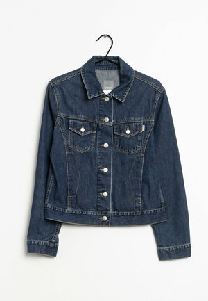 Tummansininen farkkutakki hopeisilla napeilla, joissa on kaksi rintataskua läpällä, pitkät hihat ja kaulus, roikkuu mustassa henkariassa valkoista taustaa vasten.