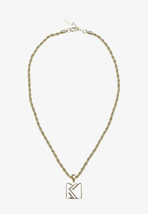 Collana in catena dorata intrecciata con un ciondolo quadrato che presenta la lettera "K" con un finish metallico. La catena è dotata di chiusura a moschettone.