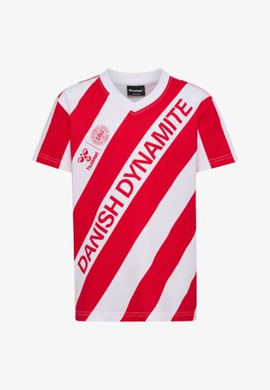 Biało-czerwona sportowa koszulka w paski z napisem "DANISH DYNAMITE" oraz logo Hummel i BUI z przodu.
