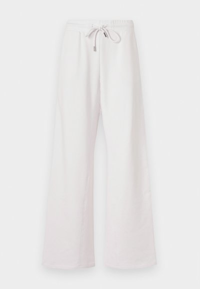 Gaiši rozā, platajā kāju sporta bikses ar savelkamu jostu, izgatavotas no mīksta auduma; tām ir gluda virsma un nav redzamu rakstu vai apdrukas.