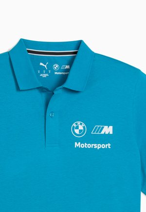 Polo turquoise avec un col plat, ornée de logos blancs BMW et M Motorsport. Fabriqué en tissu texturé, avec une patte de boutonnage à deux boutons.