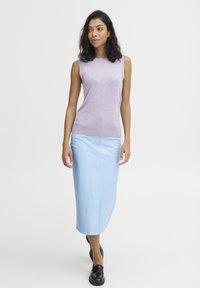 Top senza maniche di maglia viola abbinato a una gonna midi azzurra. L'outfit presenta una silhouette aderente, una texture liscia e un design semplice.