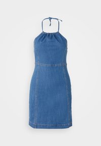 Džínové šaty na zavazování za krk ve středně modré barvě, s nařaseným výstřihem, přiléhavým střihem a rovnou spodní částí. Bez vzorů a ozdob.