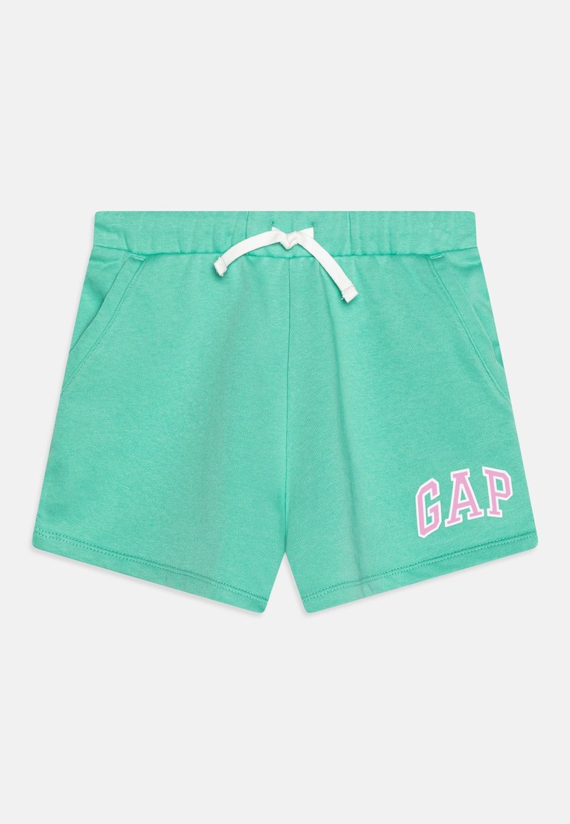 Shorts décontractés vert menthe avec une taille élastique et un cordon blanc, avec un texte "GAP" rose et blanc sur la jambe gauche.